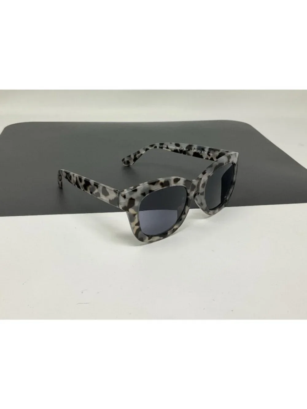 Peepers Center Stage Oversized Reading Sunglasses Gray Tortoise +1.50